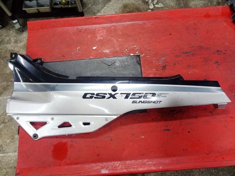 coque arrière carénage latéral gauche Suzuki 750 GSXF gr78a — photo 1/2