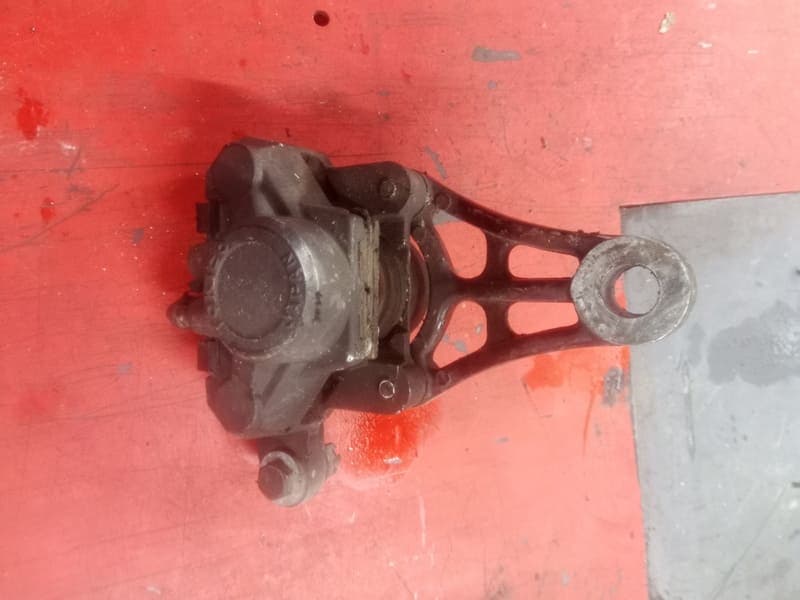 Etrier de frein arrière avec platine de support Suzuki 750 GSXF gr78a — photo 2/2