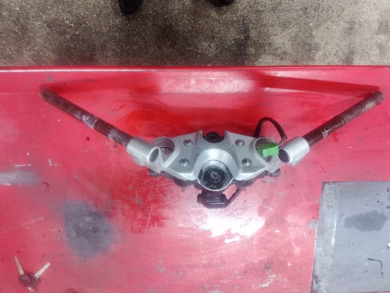 demi guidon, pontets, té de fourche superieur complet Suzuki 750 GSXF Gr78a — photo 1/3