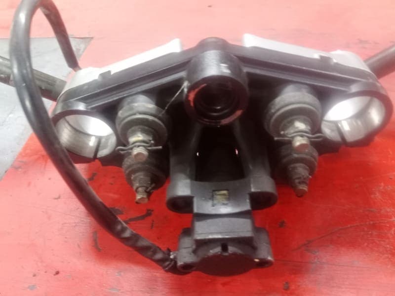 demi guidon, pontets, té de fourche superieur complet Suzuki 750 GSXF Gr78a — photo 2/3
