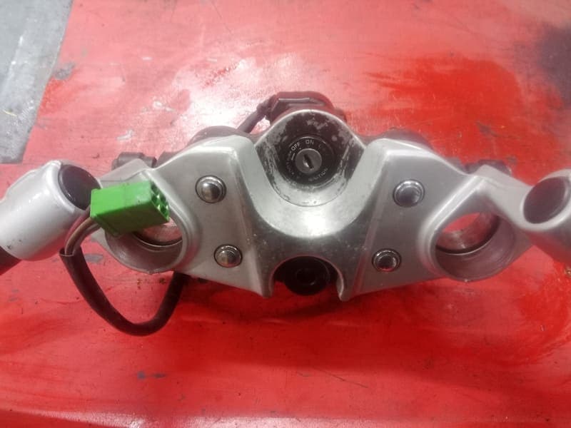 demi guidon, pontets, té de fourche superieur complet Suzuki 750 GSXF Gr78a — photo 3/3