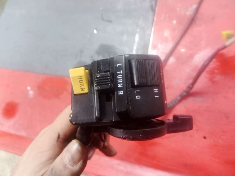 Commodo Gauche avec câble de starter Suzuki 750 GSXF Gr78a — photo 2/2