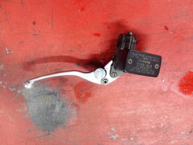 Maitre cylindre de frein avant Suzuki 750 GSXF gr78a — photo 1/2