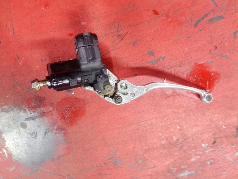 Maitre cylindre de frein avant Suzuki 750 GSXF gr78a — photo 2/2