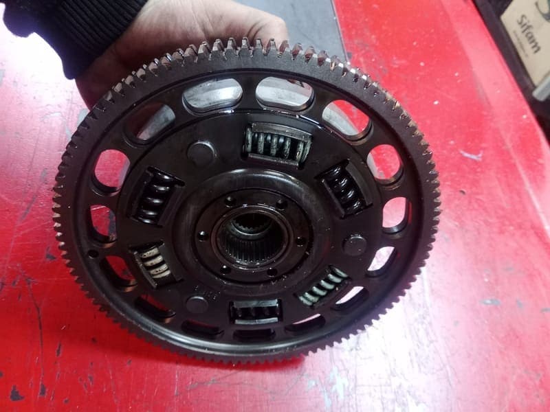 embrayage complet, cloche, disques, noix,…. Triumph 1050 Speed triple 2015 — photo 3/3