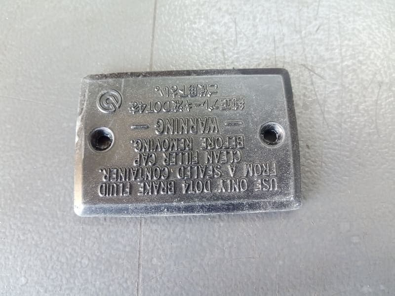 Couvercle de maitre cylindre de frein avant Yamaha 600 XJ6 09-16 — photo 1/1