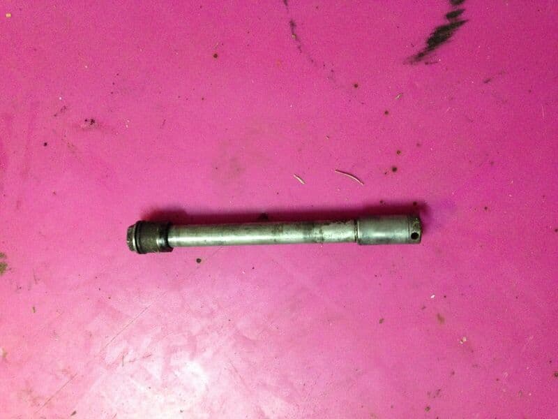Axe de roue avant Honda 650 NTV Revere rc33 — photo 1/1