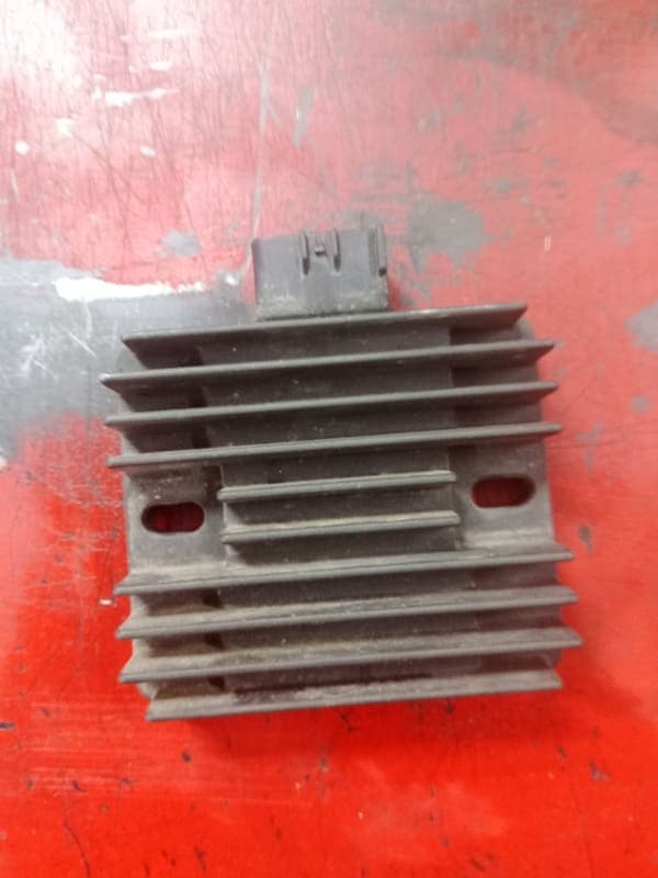 régulateur de tension Yamaha r6,… sh678-11 — photo 1/3