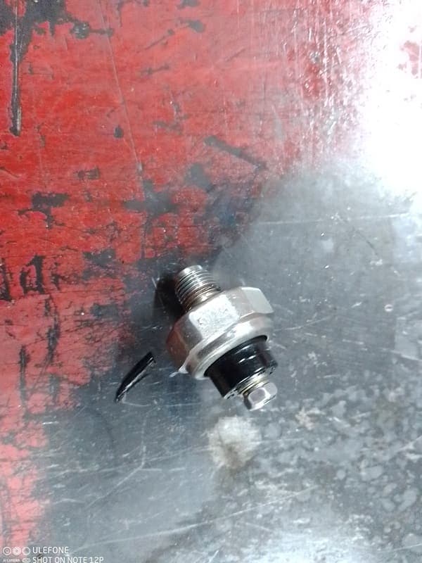 capteur de pression d’huile Suzuki 600 GSXR K4 K5 — photo 1/1