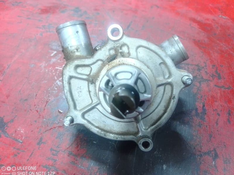 Pompe à eau Suzuki 600 GSXR K4 K5 — photo 1/2
