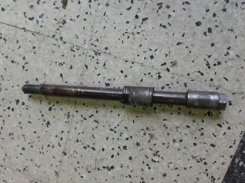 Axe de roue avant Honda 750 VF S Sabre rc07 — photo 1/1