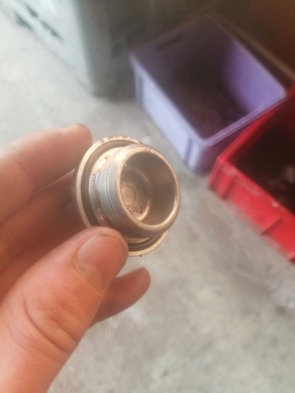 Bouchons de remplissage d’huile Kawasaki 500 ER5 — photo 2/2