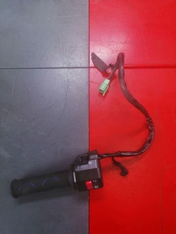 commodo droit avec tube de gaz poignée d’accélérateur Kawasaki 500 ER5 — photo 1/2