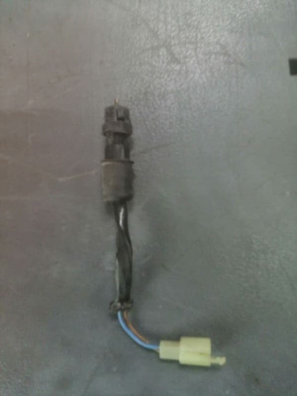 contacteur de feu stop, frein arrière Kawasaki 500 ER5 — photo 1/1