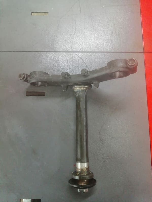 Té de fourche inférieur avec colonne de direction Kawasaki 500 ER5 — photo 1/2
