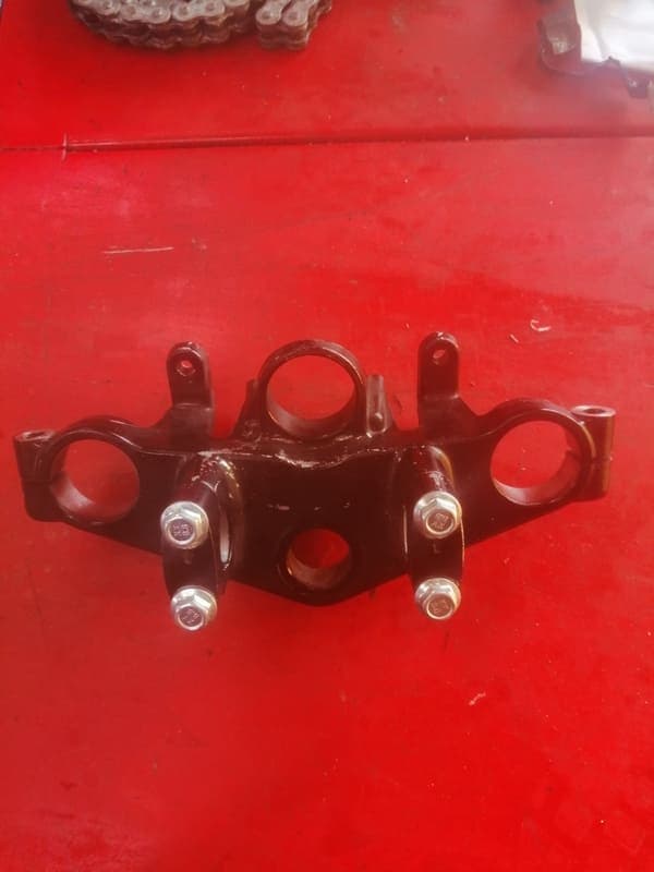 Té de fourche supérieur avec pontets de guidon Kawasaki 500 ER5 — photo 1/2