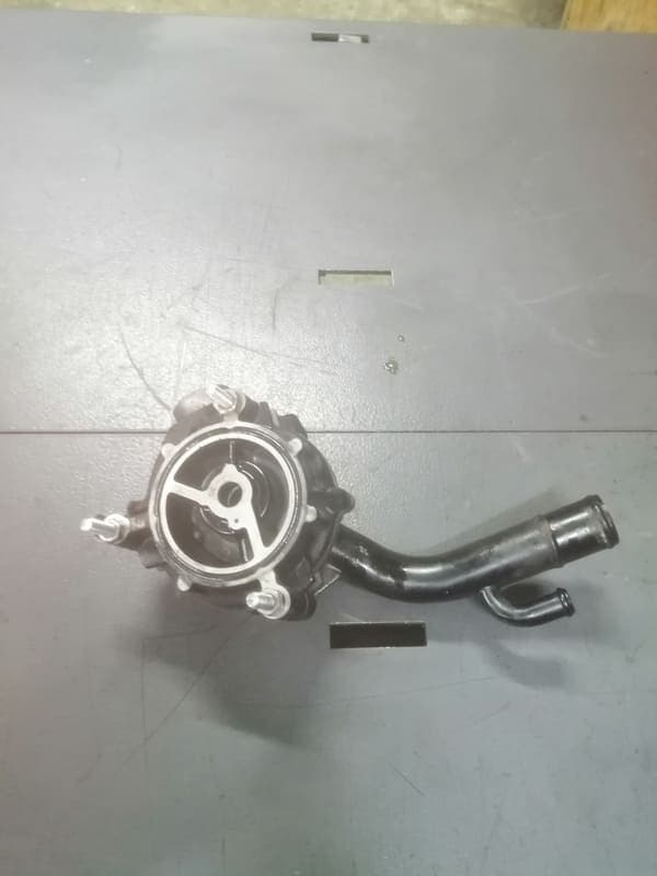 Pompe à eau Kawasaki Z1000 2013 — photo 2/2