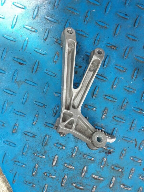 Platine de cale pied arrière passager droite Honda 954 CBR 02-04 — photo 2/2