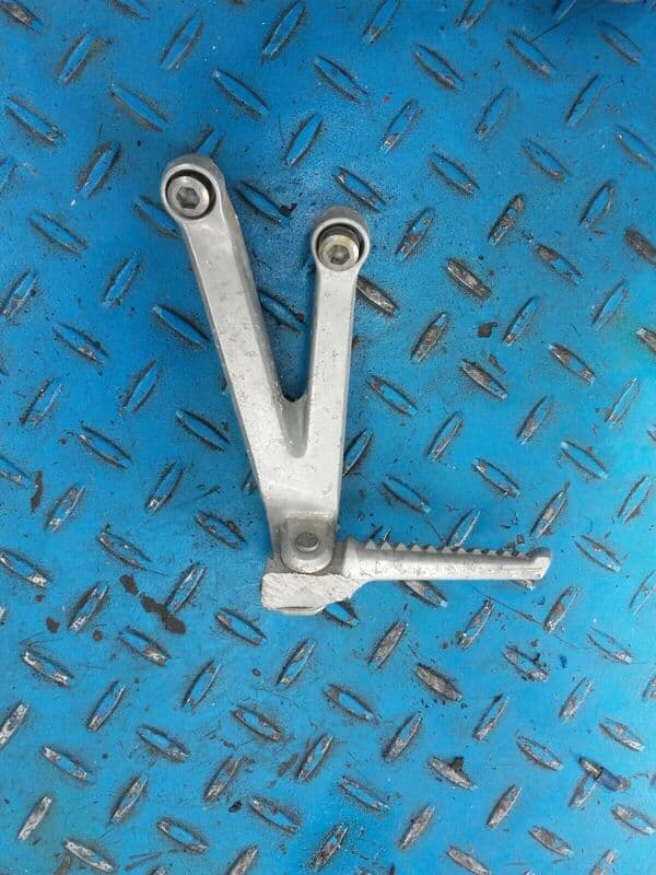 Platine de cale pied arrière passager gauche Honda 954 CBR 02-04 — photo 1/2