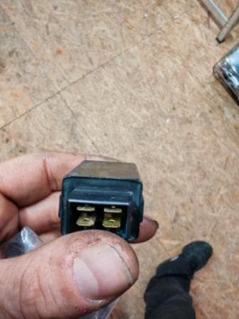 Relais 4 broches OMRON Yamaha 1000 YZF R1 1998 — photo 2/2