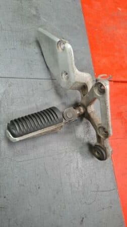 Platine de cale pied droite Yamaha 600 FZS Fazer — photo 1/2