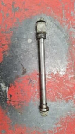 Axe de roue arrière Honda 400 CBX CB X nc07 — photo 1/1