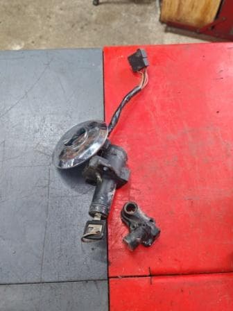 Kit serrures neiman, bouchon de réservoir + une clé Honda 400 CBX CB X nc07 — photo 1/2