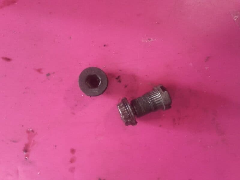Axe de bras oscillant Honda 1100 ST Pan European SC26 — photo 1/2