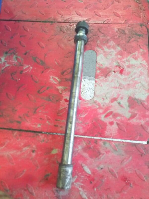 Axe de roue avant Honda 1100 ST Pan European SC26 — photo 1/2
