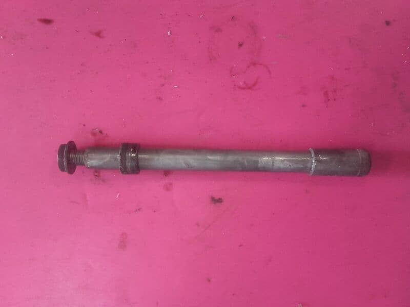 Axe de roue avant Honda 1100 ST Pan European SC26 — photo 2/2