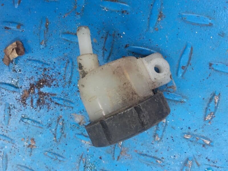 Bocal de liquide de frein arrière Kawasaki 550 GPZ zx550a — photo 1/1