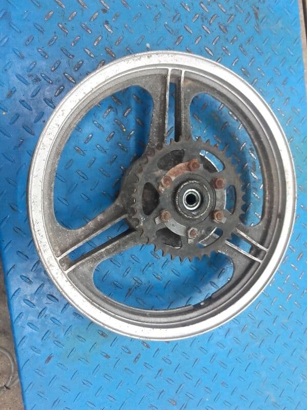 Jante roue arrière Kawasaki 550 GPZ zx550a — photo 1/4