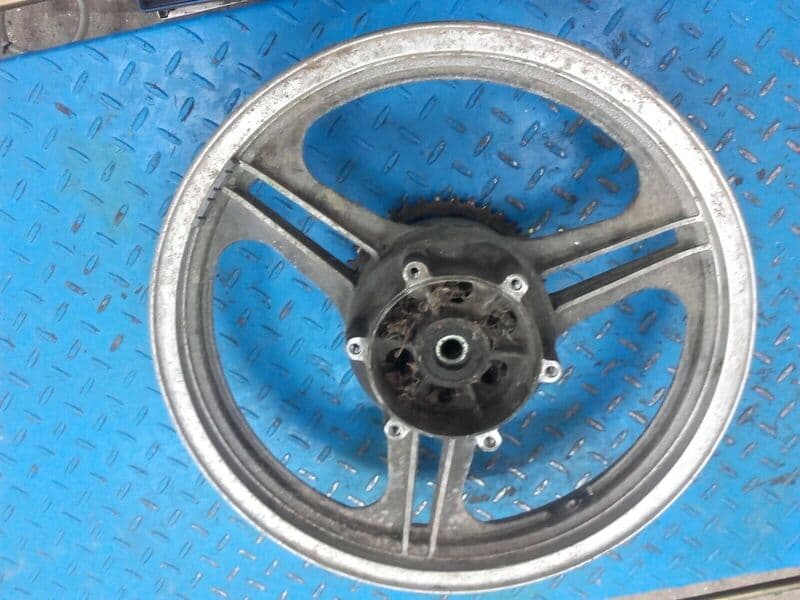 Jante roue arrière Kawasaki 550 GPZ zx550a — photo 3/4