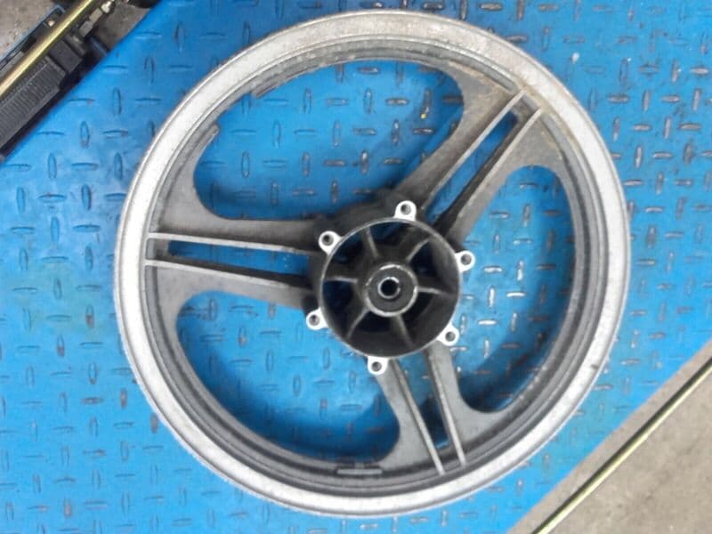 Jante roue avant Kawasaki 550 GPZ zx550a — photo 1/4