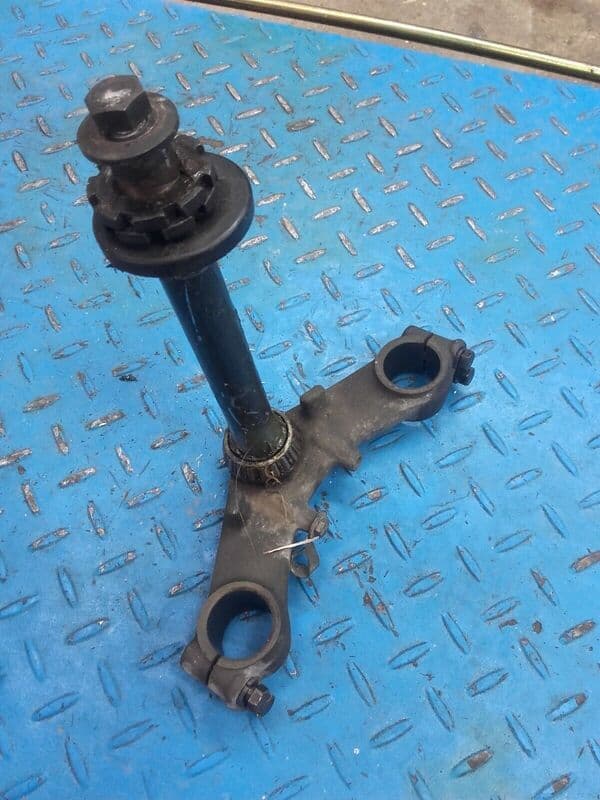 Té de fourche inférieur et colonne de direction Kawasaki 550 GPZ zx550a — photo 1/1