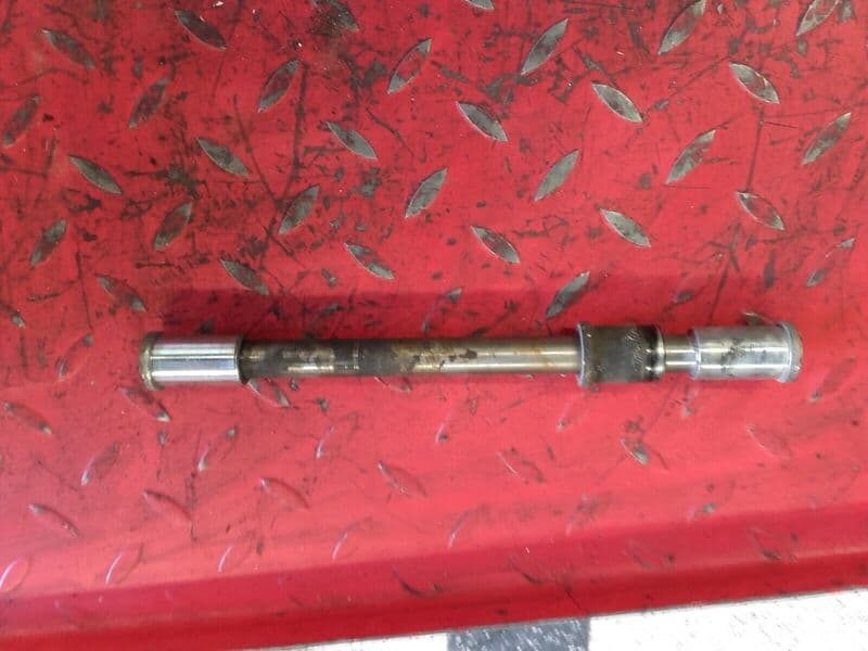 Axe de roue avant Kawasaki 550 Zephyr ZR550B — photo 1/1