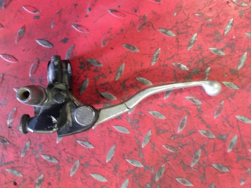 Cocotte et levier d’embrayage Kawasaki 550 Zephyr ZR550B — photo 1/3