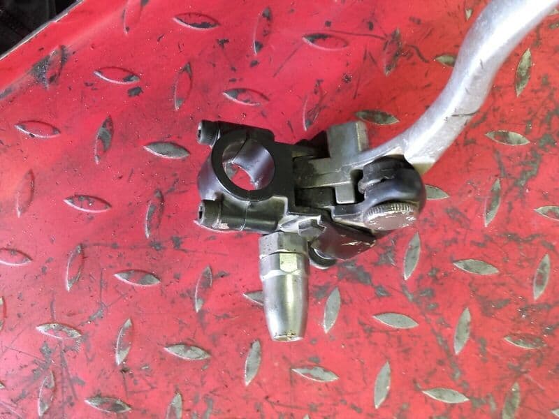 Cocotte et levier d’embrayage Kawasaki 550 Zephyr ZR550B — photo 2/3