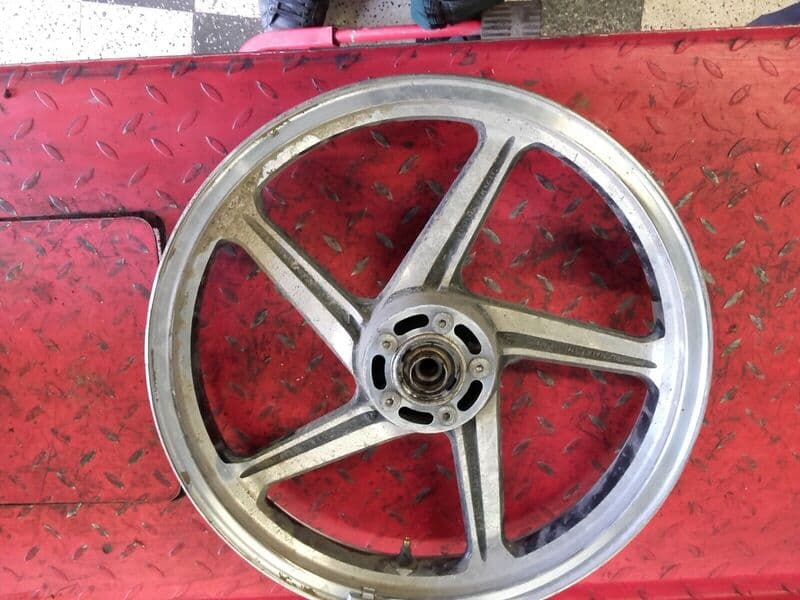 Jante roue avant Kawasaki 550 Zephyr ZR550B — photo 1/3