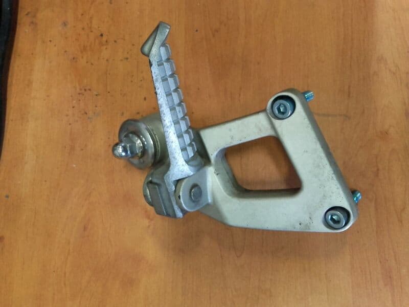 Platine de cale pied arrière droite Kawasaki 600 ZZR — photo 1/2