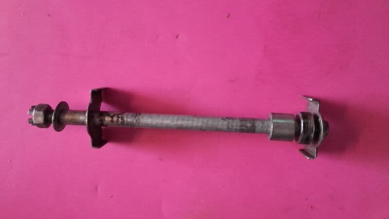 Axe de roue arriere Kawasaki 500 ER5 ER-5 — photo 1/1