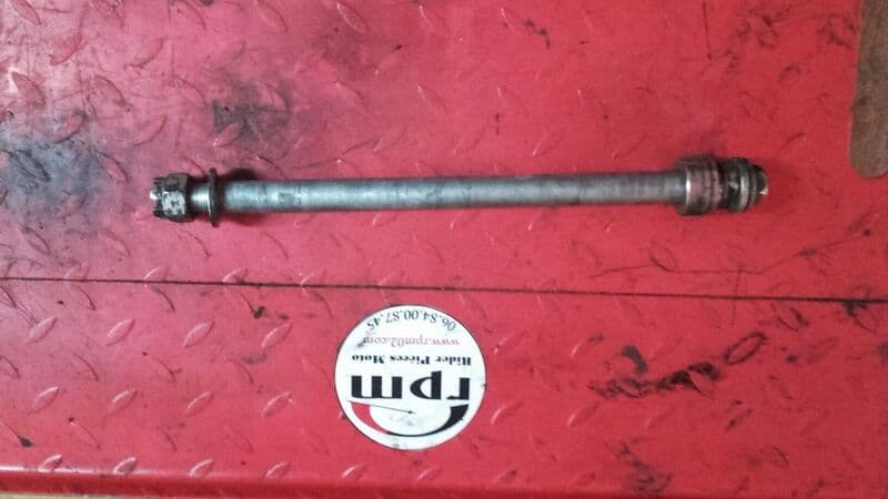 Axe de roue arrière Kawasaki 650 ER6 09-11 — photo 1/1