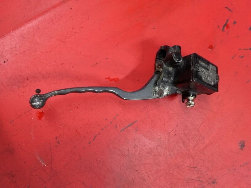 Maître cylindre de frein avant Kawasaki GPX 750 R zx750f — photo 1/3