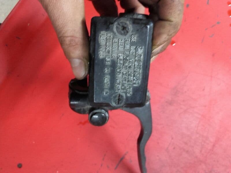 Maître cylindre de frein avant Kawasaki GPX 750 R zx750f — photo 3/3