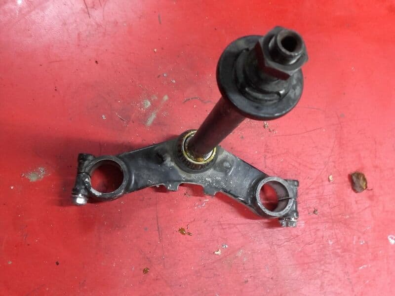 Té de fourche inférieur avec colonne de direction Kawasaki GPX 750 R zx750f — photo 1/2