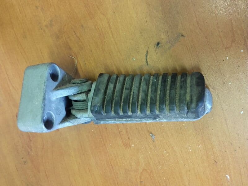 Platine cale pied avant droit Kawasaki GPZ 1000 RX ZXT00A — photo 1/2