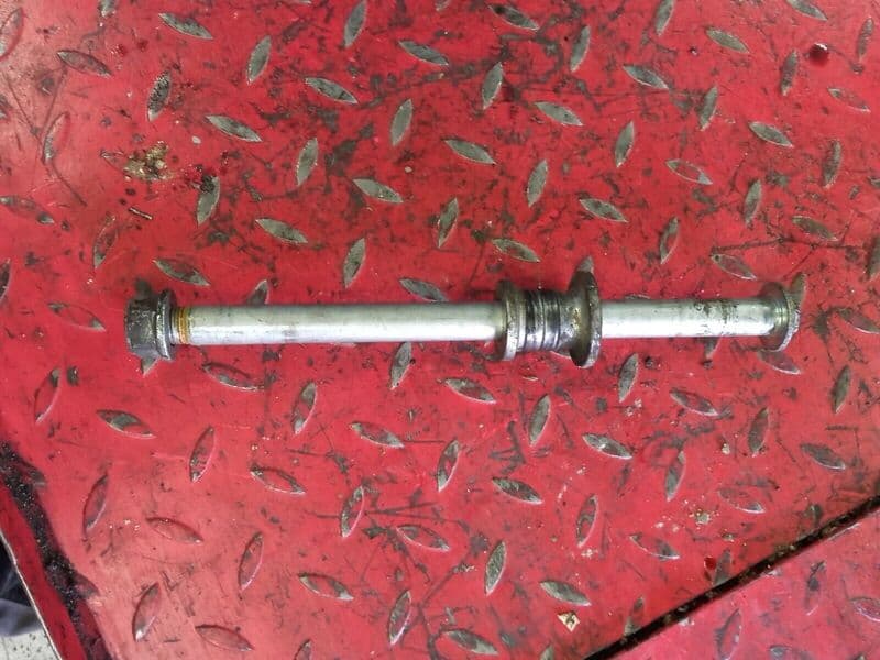 Axe de roue arrière Honda 125 CRM jd13a — photo 1/1
