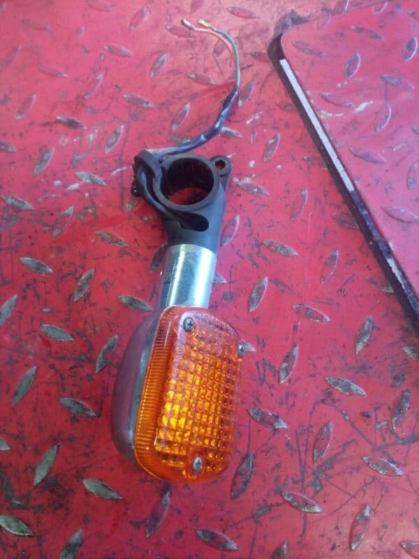Clignotant avant gauche Honda 250 CMX Rebel — photo 1/2