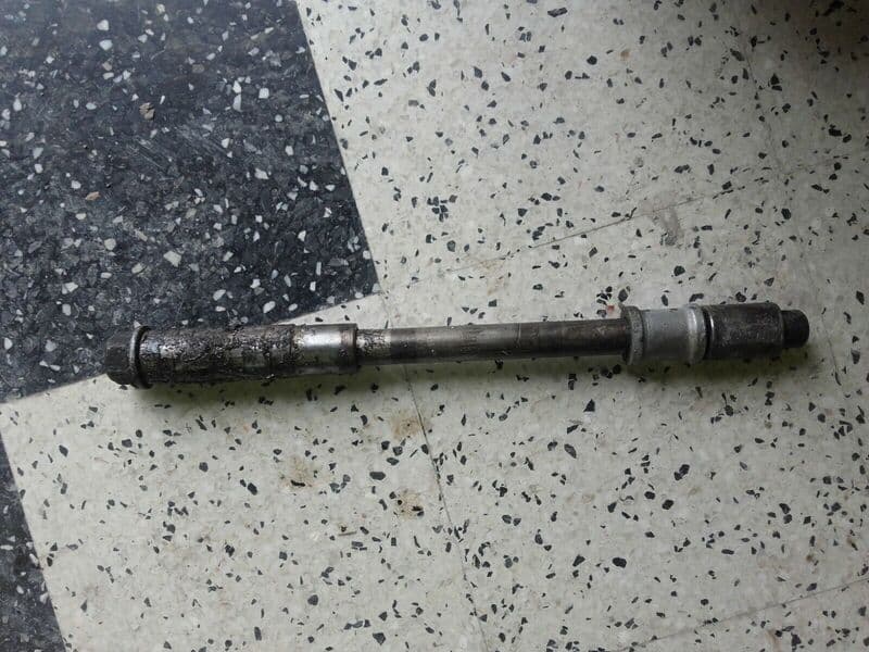 Axe de roue arrière Honda 750 VF S Sabre rc07 — photo 1/1