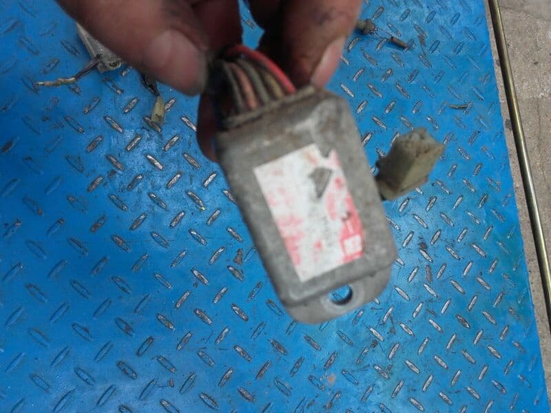 Régulateur de tension Honda 350 XLR nd03 — photo 2/2